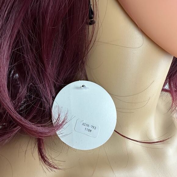 Burgundy wig with bangs - Picture 12 of 12